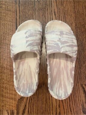 adidas Slides Sandals | Tan Pattern | Mens 9.5